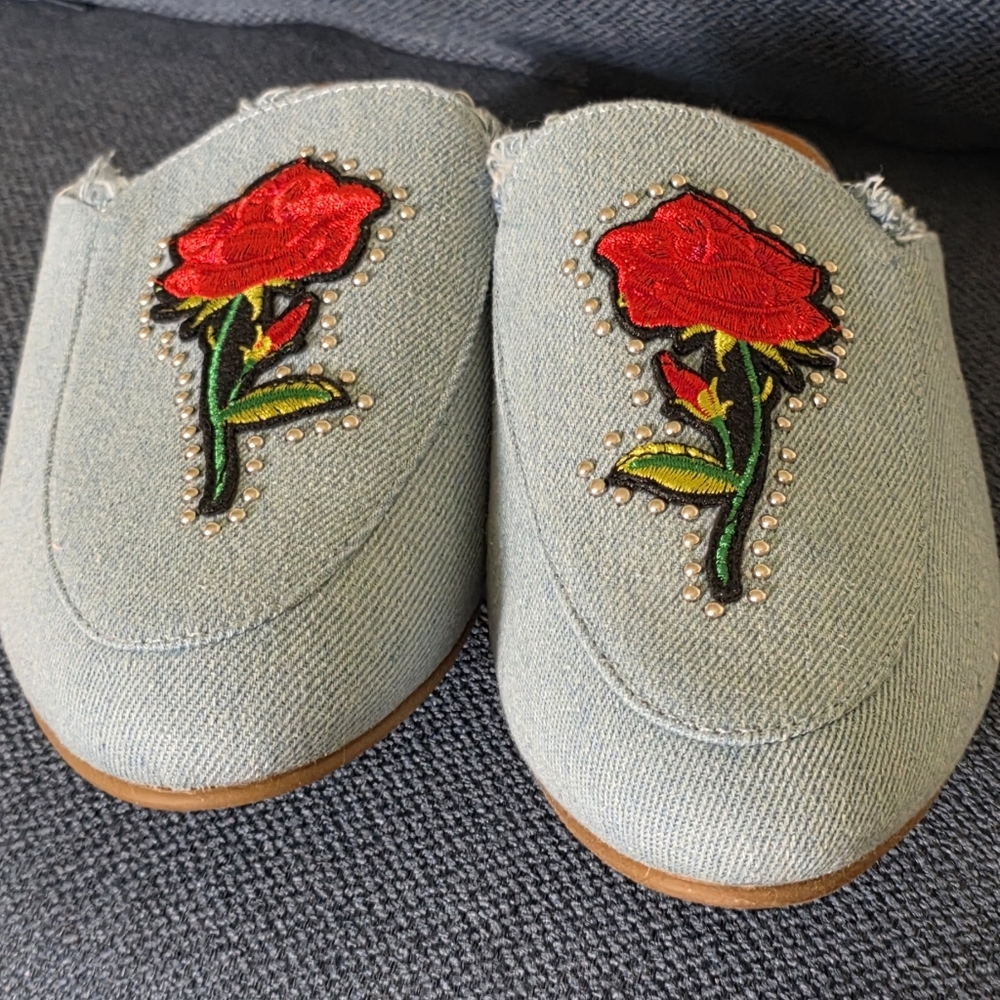 NWOT Yoki Willas-71 Light Denim Mules